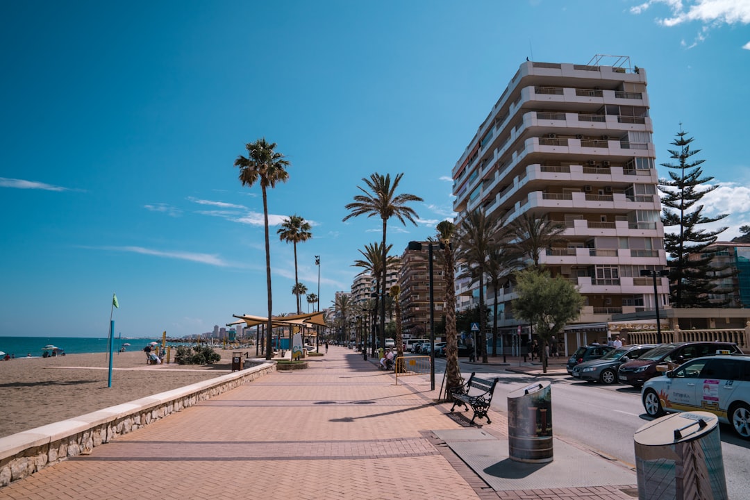 Słoneczna Jesień na Costa del Sol – Loty, Apartament i Auto za 853 PLN!